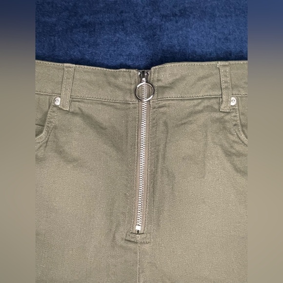 Shorts Zip Front Olive Green Shorts by Forever 21 O Ring Zip front Shorts 🆕 - Picture 2 of 6